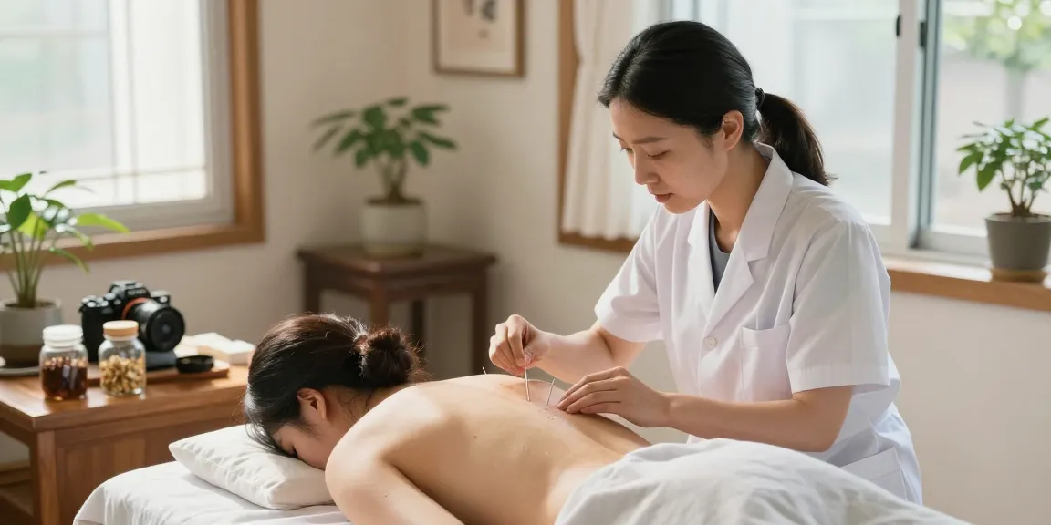 수원교통사고한의원 offers holistic treatments, including acupuncture and herbal medicine, in a calming clinic environment.